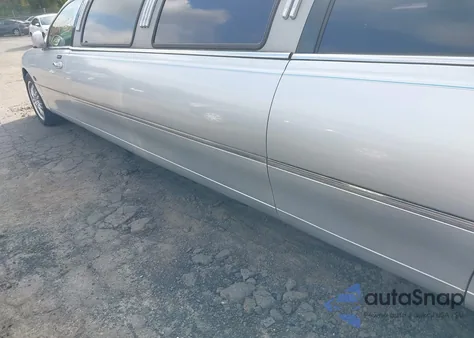 2008 Lincoln Town Car Executive z USA, uszkodzony, nr VIN 2L1FM88W28X658466